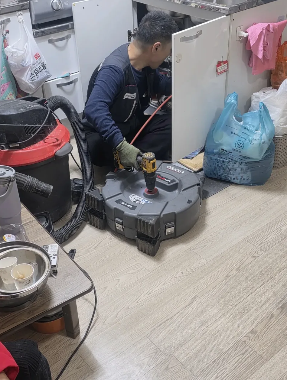 마포구 맨홀과 외부 관로 연결 상태를 살펴보는 작업자료